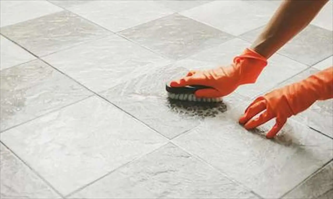 Come pulire le fughe dei pavimenti senza fatica: ecco i tre consigli dell’esperto Come pulire le fughe dei pavimenti senza fatica: ecco i tre consigli dell’esperto