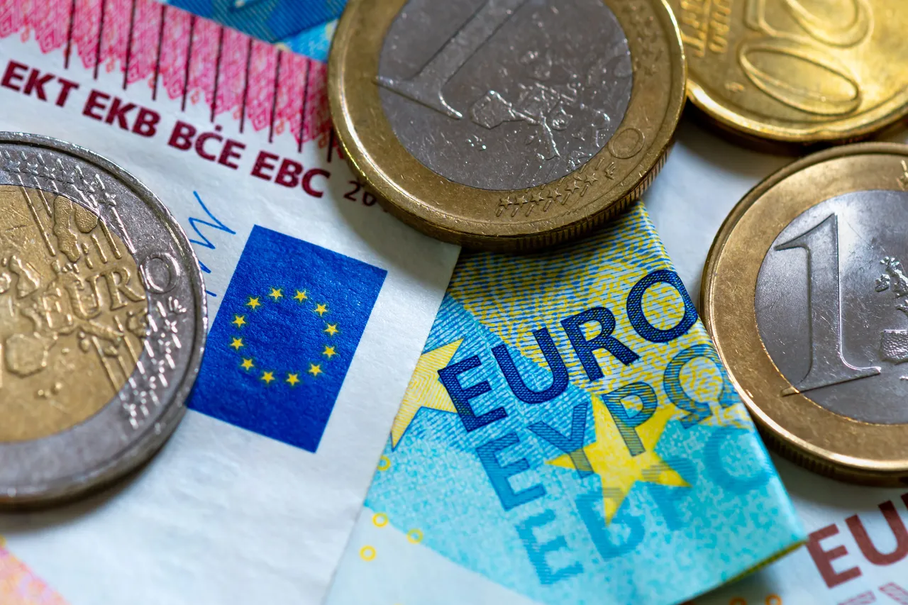 Quanto guadagna veramente la coppia di conduttori di Striscia la Notizia? Ecco le cifre Quanto guadagna veramente la coppia di conduttori di Striscia la Notizia? Ecco le cifre
