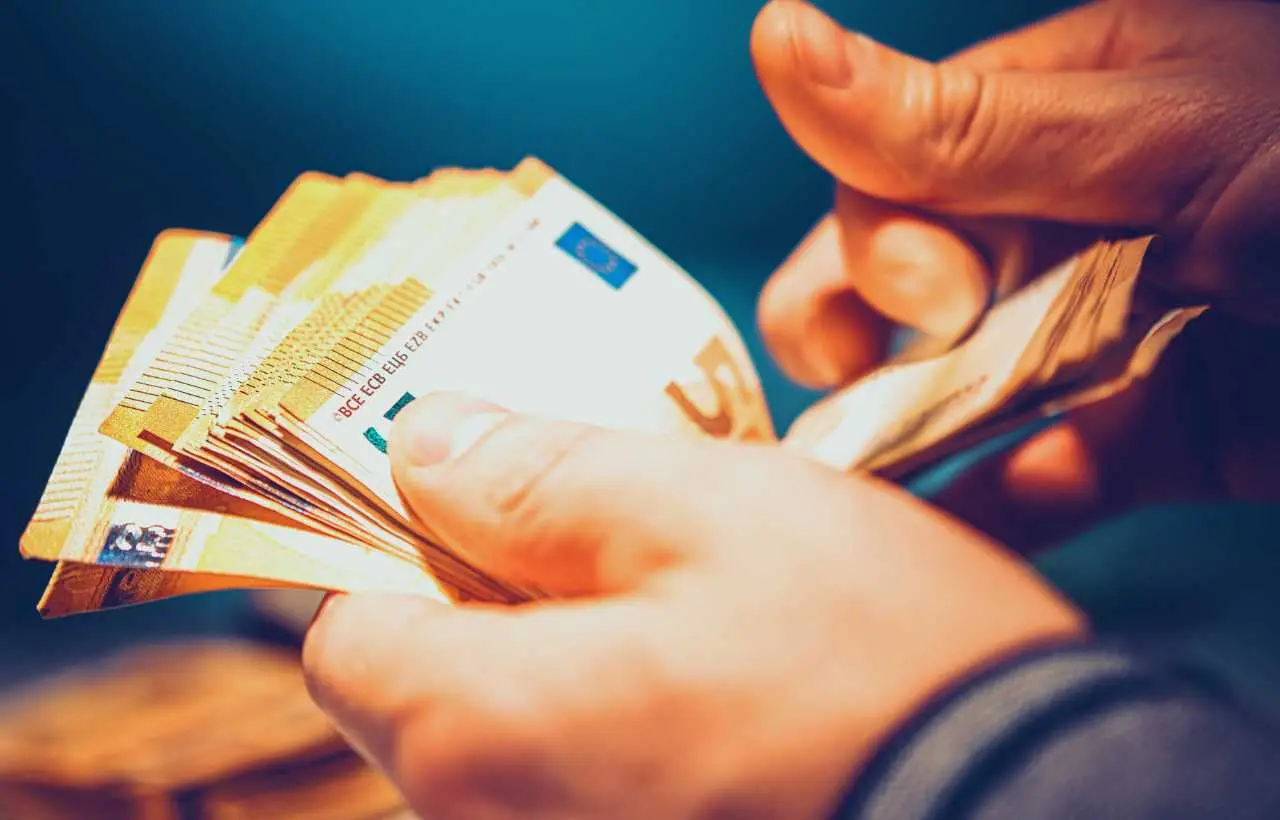 Cosa succede se versi più di 3.000 euro in contanti sul tuo conto corrente: regole e rischi secondo gli esperti Cosa succede se versi più di 3.000 euro in contanti sul tuo conto corrente: regole e rischi secondo gli esperti