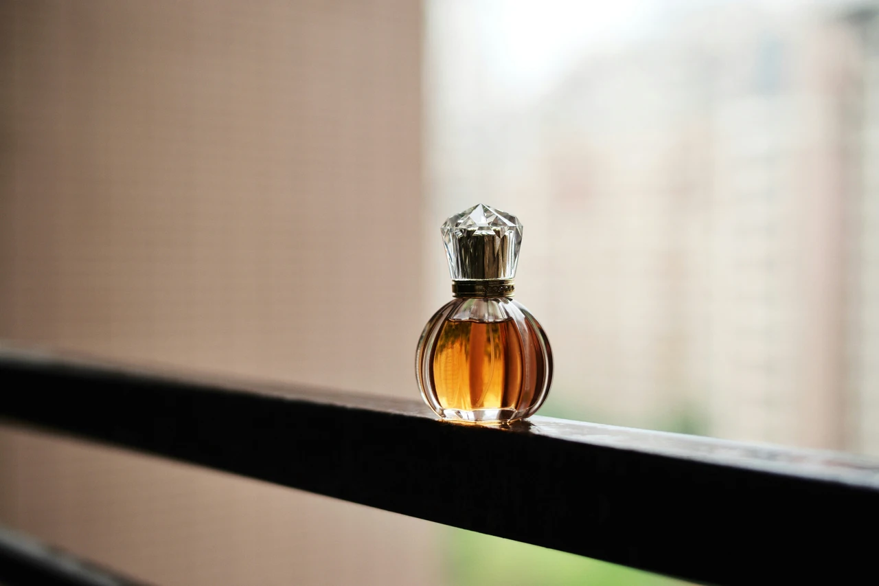 Scopri come riconoscere un profumo contraffatto: i 6 dettagli da controllare prima di acquistare secondo i consumatori Scopri come riconoscere un profumo contraffatto: i 6 dettagli da controllare prima di acquistare secondo i consumatori