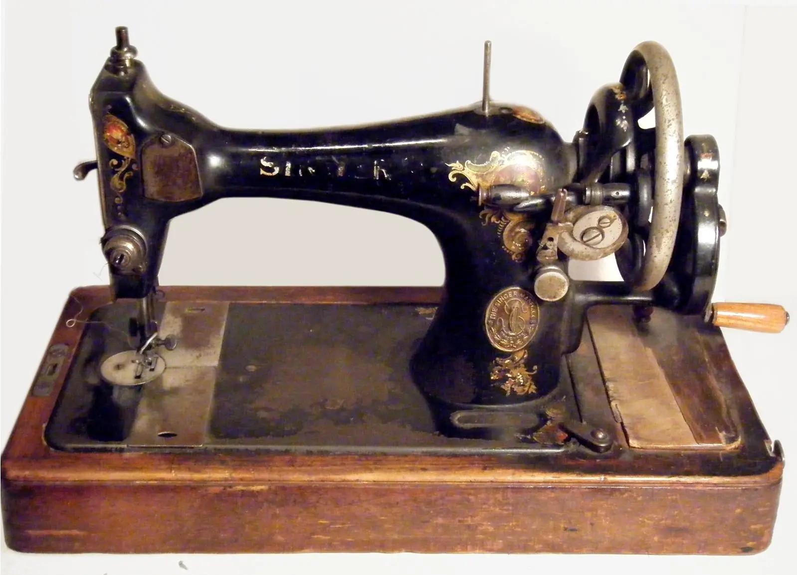 Singer con mobile in legno: il dettaglio che può raddoppiare il valore Singer con mobile in legno: il dettaglio che può raddoppiare il valore