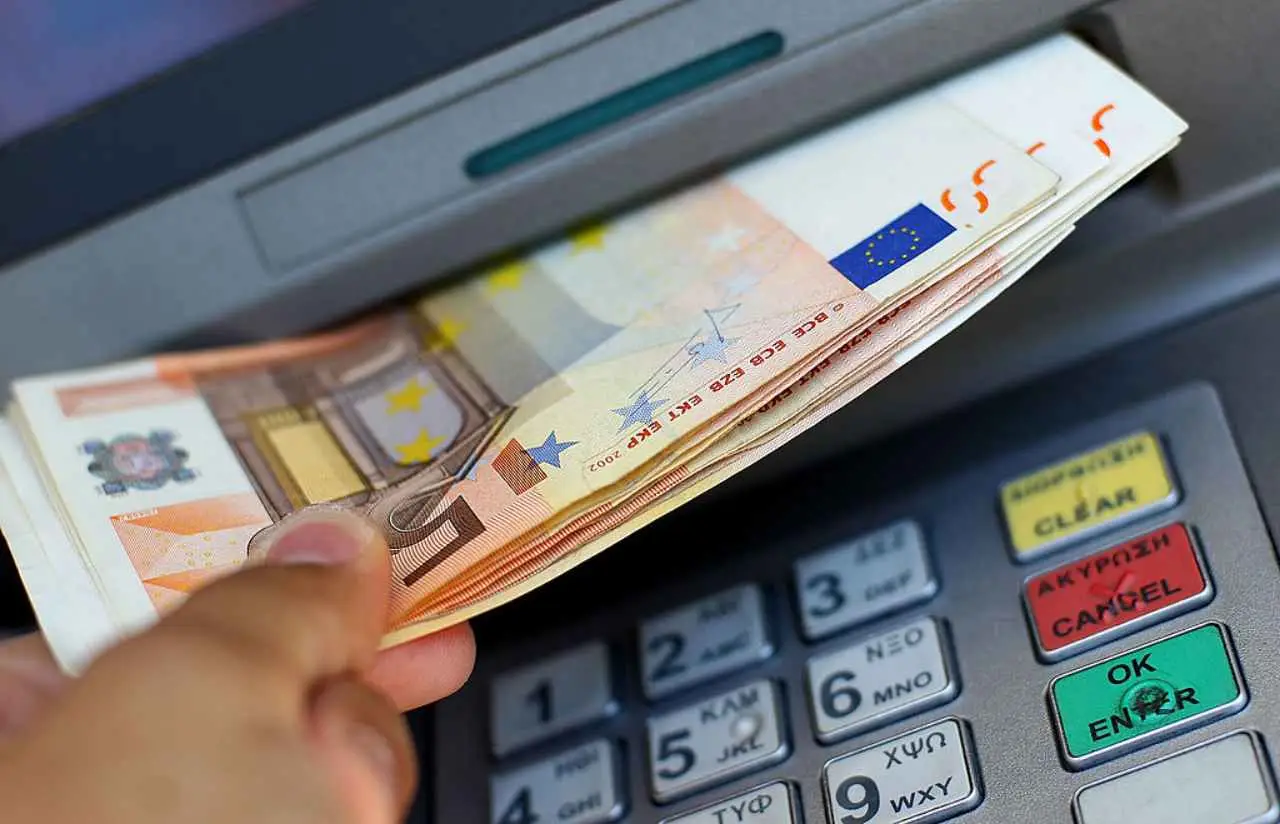 Cosa succede se versi più di 3.000 euro in contanti sul tuo conto corrente: regole e rischi secondo gli esperti Cosa succede se versi più di 3.000 euro in contanti sul tuo conto corrente: regole e rischi secondo gli esperti