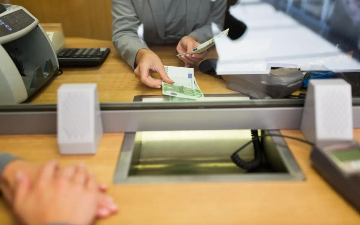 Cosa succede se versi più di 3.000 euro in contanti sul tuo conto corrente: regole e rischi secondo gli esperti Cosa succede se versi più di 3.000 euro in contanti sul tuo conto corrente: regole e rischi secondo gli esperti