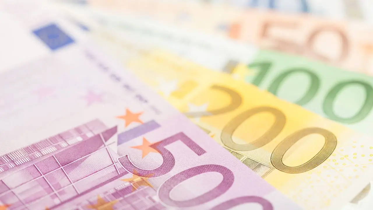 Cosa succede se versi più di 3.000 euro in contanti sul tuo conto corrente: regole e rischi secondo gli esperti Cosa succede se versi più di 3.000 euro in contanti sul tuo conto corrente: regole e rischi secondo gli esperti