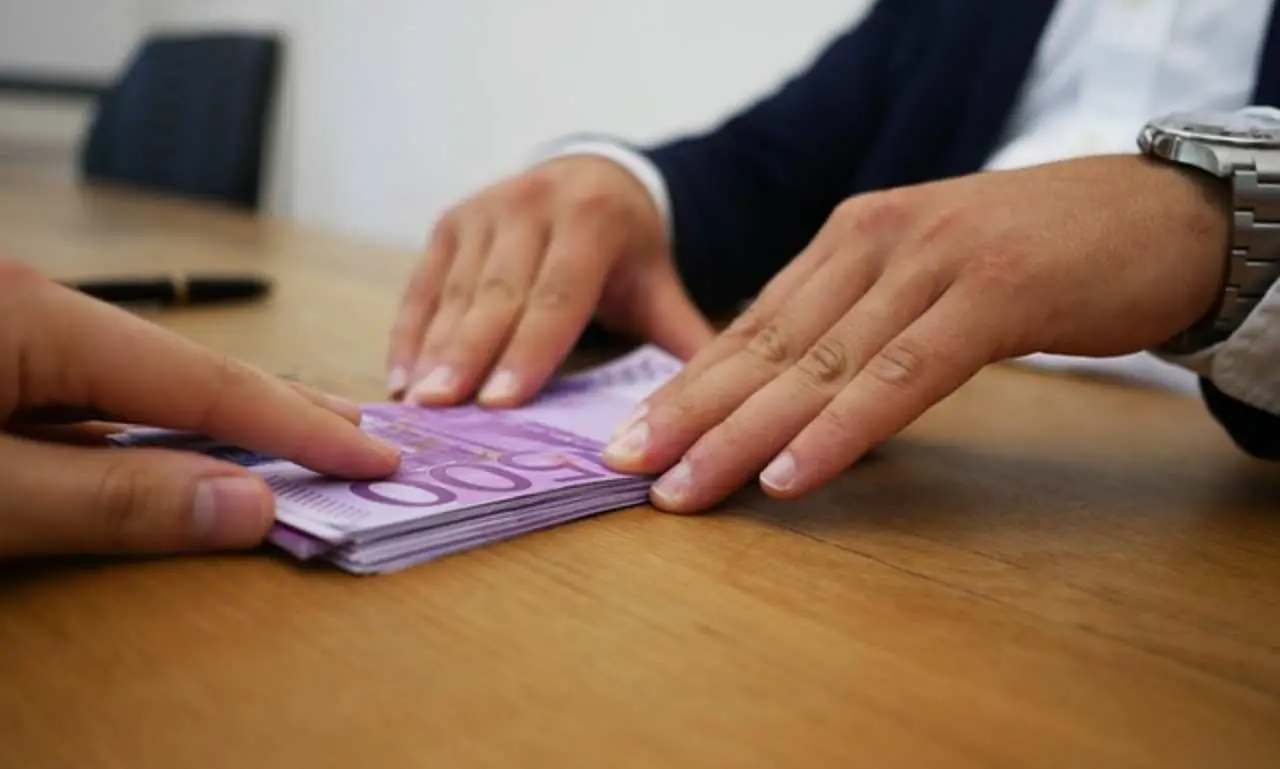 Cosa succede se versi più di 3.000 euro in contanti sul tuo conto corrente: regole e rischi secondo gli esperti Cosa succede se versi più di 3.000 euro in contanti sul tuo conto corrente: regole e rischi secondo gli esperti