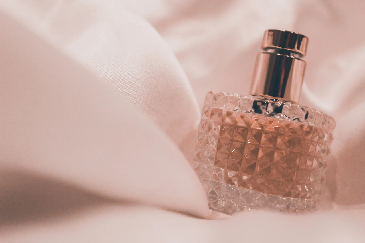 Scopri come riconoscere un profumo contraffatto: i 6 dettagli da controllare prima di acquistare secondo i consumatori Scopri come riconoscere un profumo contraffatto: i 6 dettagli da controllare prima di acquistare secondo i consumatori