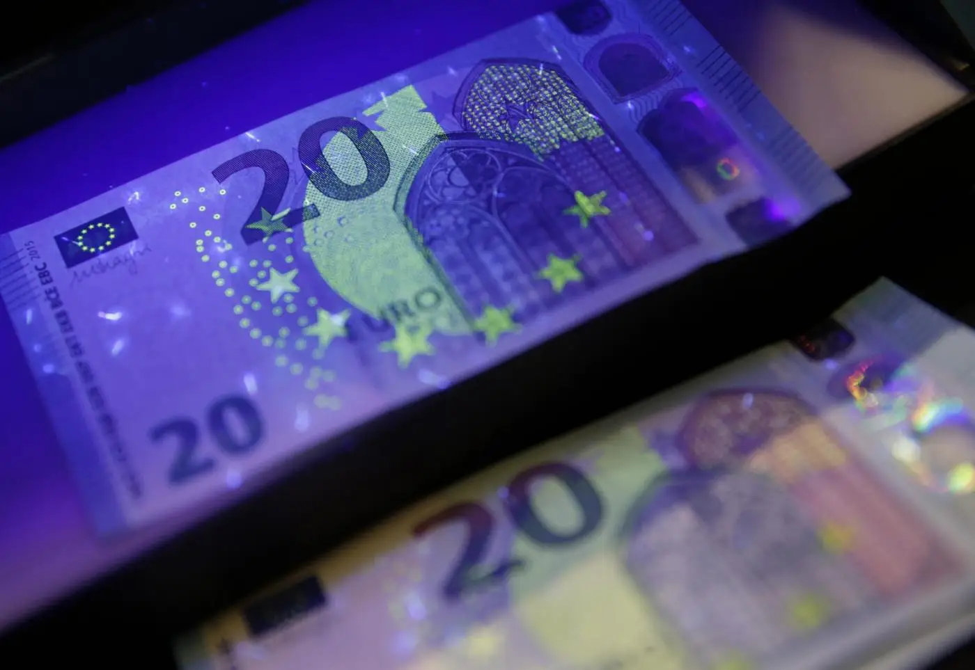 Come riconoscere una banconota falsa: ecco i 5 segnali confermati dagli esperti Come riconoscere una banconota falsa: ecco i 5 segnali confermati dagli esperti