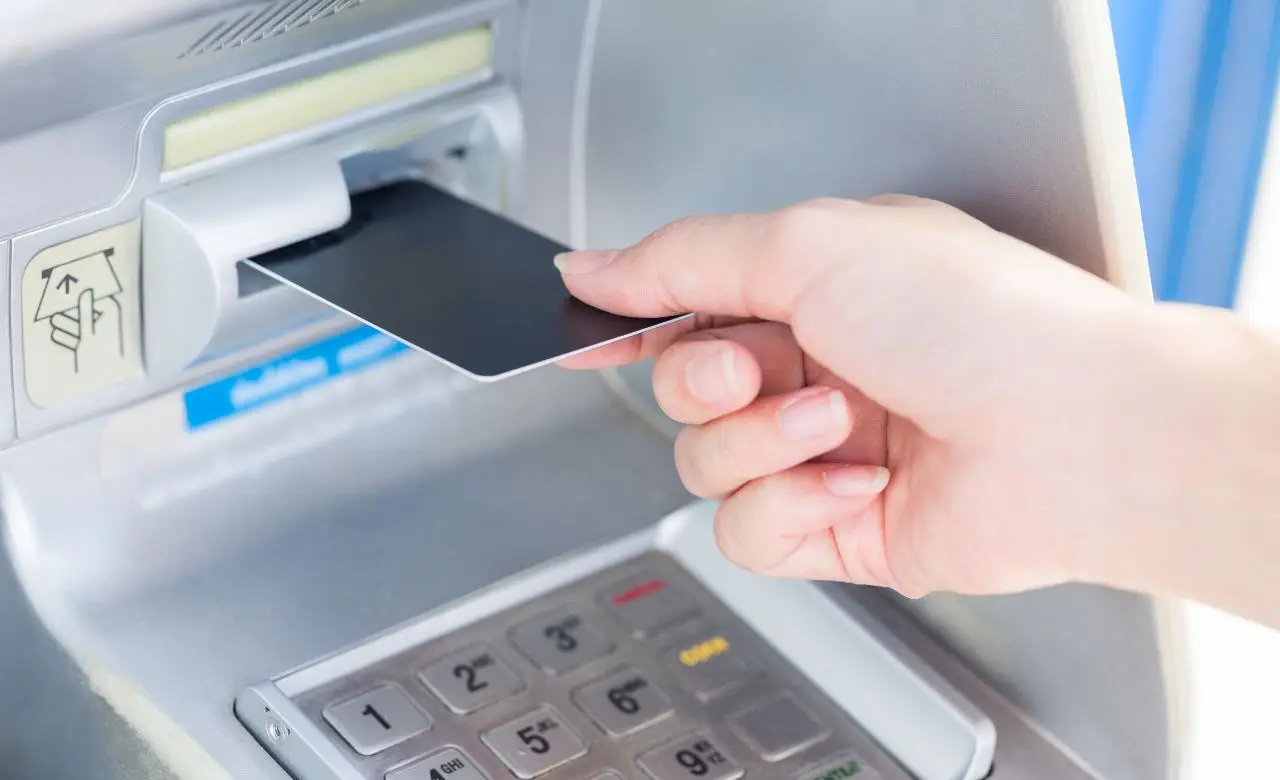 Attenzione a questo dettaglio sul bancomat: pochi sanno cosa significa Attenzione a questo dettaglio sul bancomat: pochi sanno cosa significa