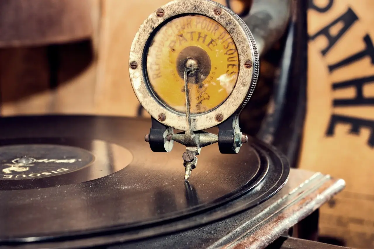 Singer con mobile in legno: il dettaglio che può raddoppiare il valore Singer con mobile in legno: il dettaglio che può raddoppiare il valore