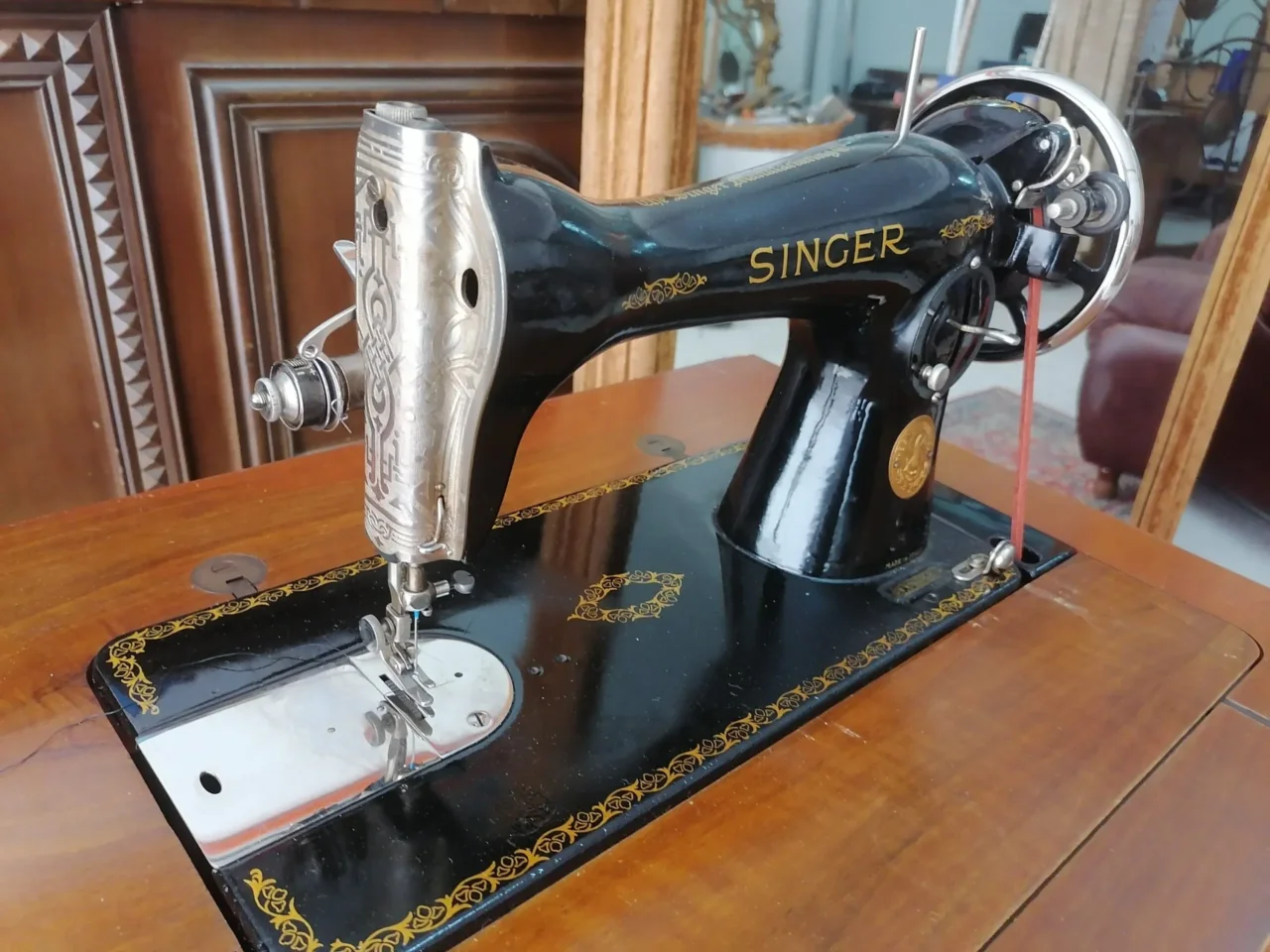 Singer con mobile in legno: il dettaglio che può raddoppiare il valore Singer con mobile in legno: il dettaglio che può raddoppiare il valore